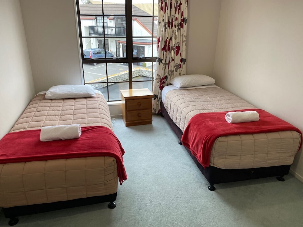 SOUTHERN COMFORT MOTEL 28/74