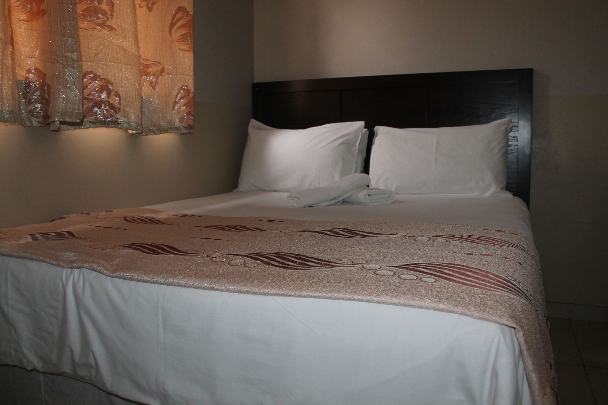 STANDARD, QUEEN BED