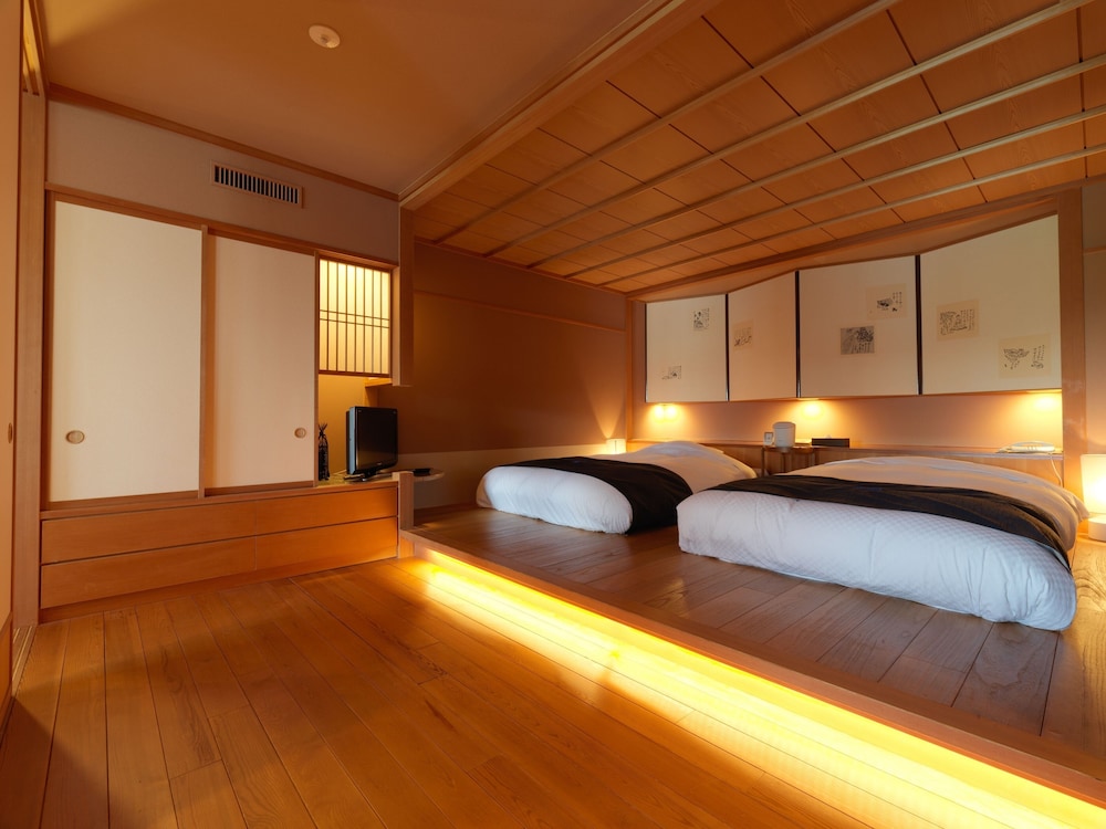 PREMIER, SUITE, LAKE VIEW, PRIVATE HOT SPRING BATH
