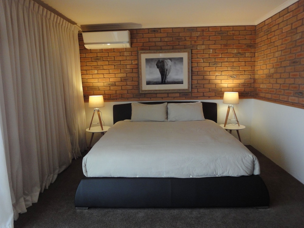 SUMMERHILL MOTOR INN 22/70