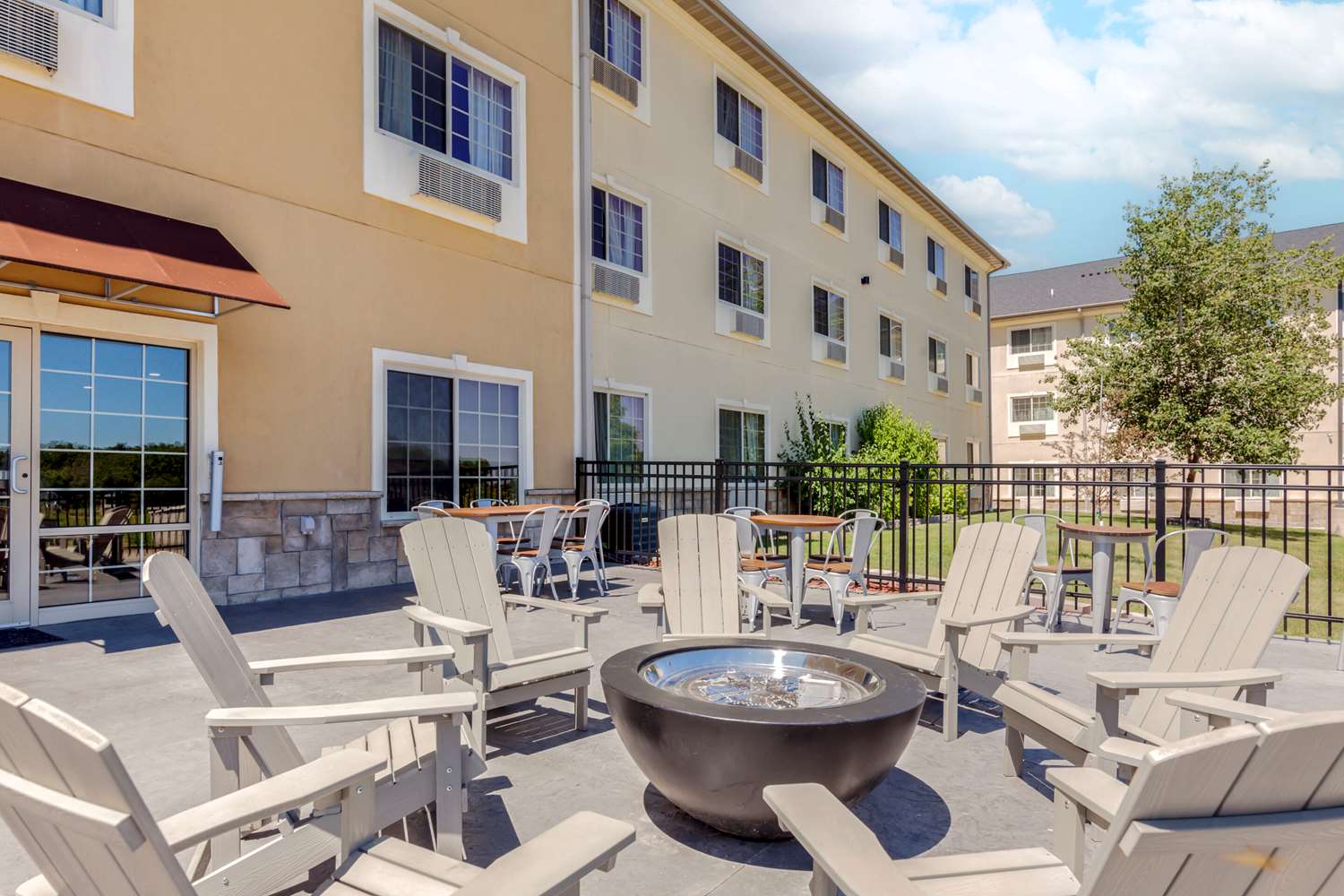 Comfort Suites Johnson Creek Conference Center 23/23