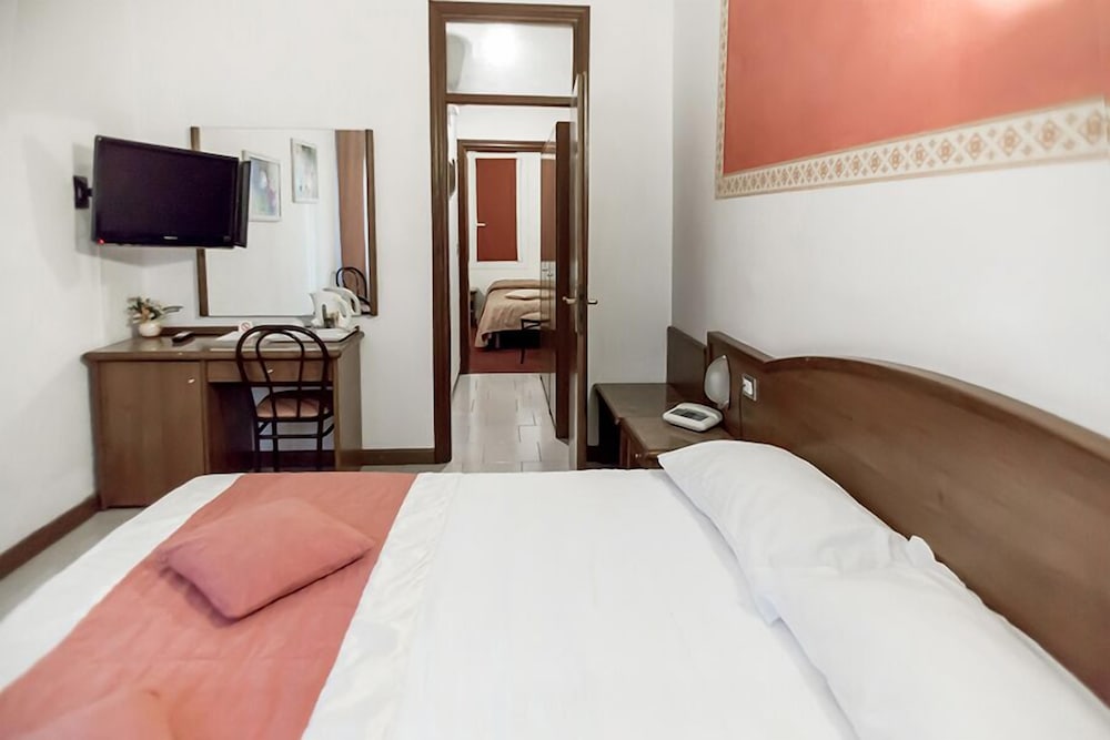ROOM, QUADRUPLE