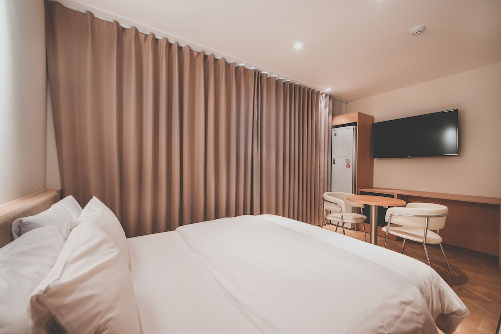غرفة بريميوم بسرير كوين، Hotel Insomnia 4/10