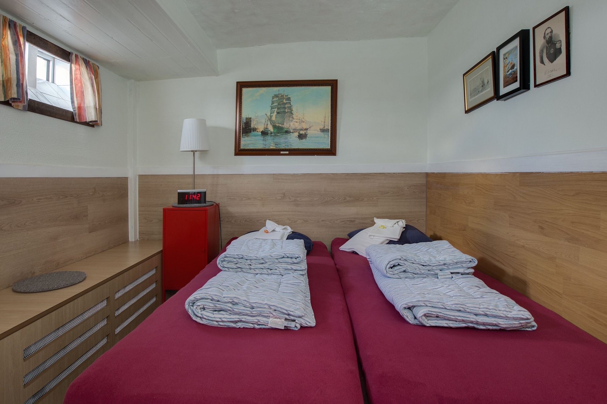 CABIN ON BOAT, BASIC, TWIN BEDS, SHARED BATHROOM