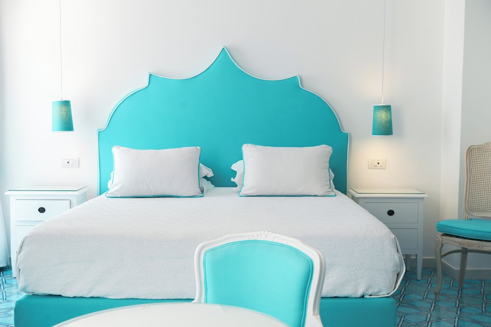Charming, Suite