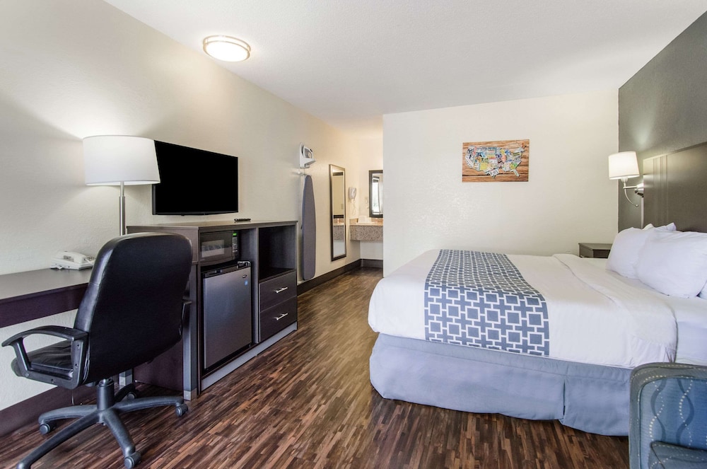 Econo Lodge Near Motor Speedway 10/15