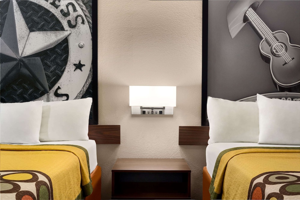 Super 8 by Wyndham Universal City 47/55
