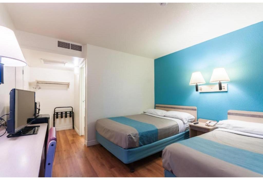 2 Full Beds - Non-Smoking