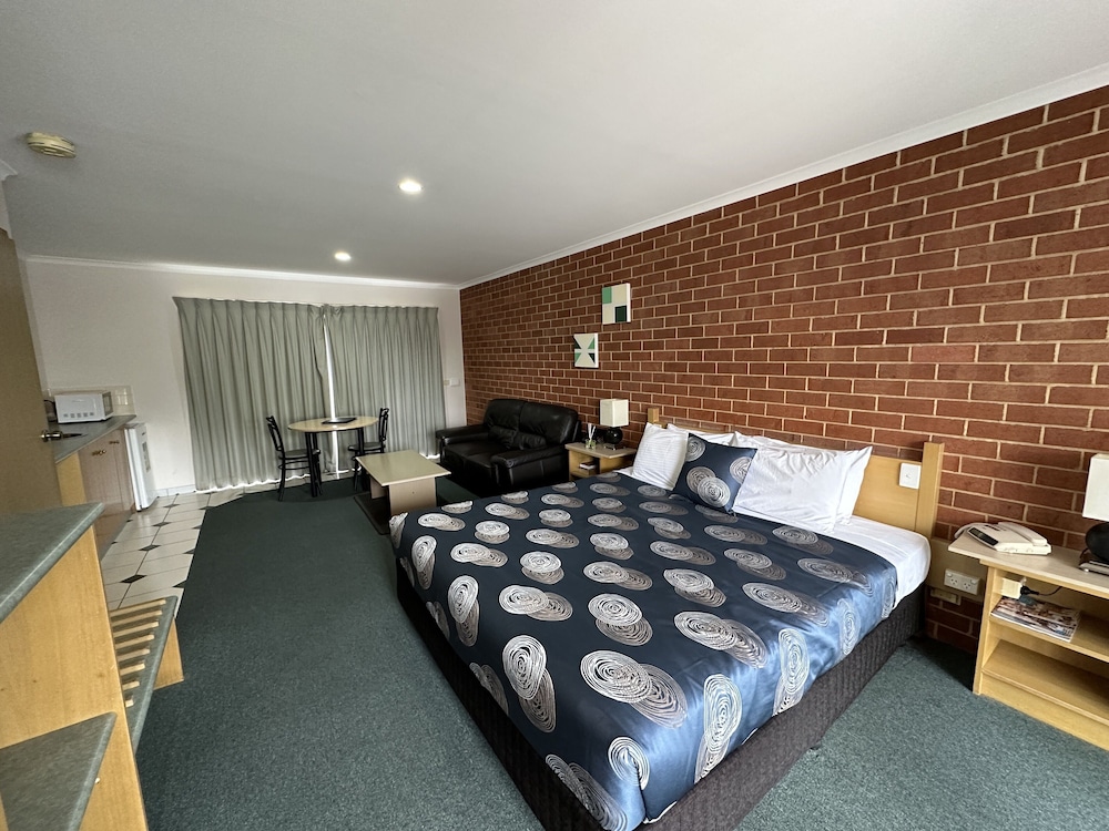 ROSE GARDEN MOTEL 13/55