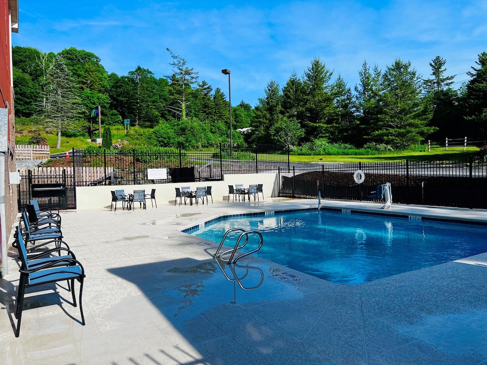 Holiday Inn Express Blowing Rock South 25/50