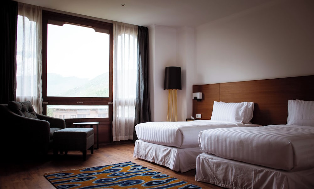 DELUXE, DOUBLE OR TWIN BED
