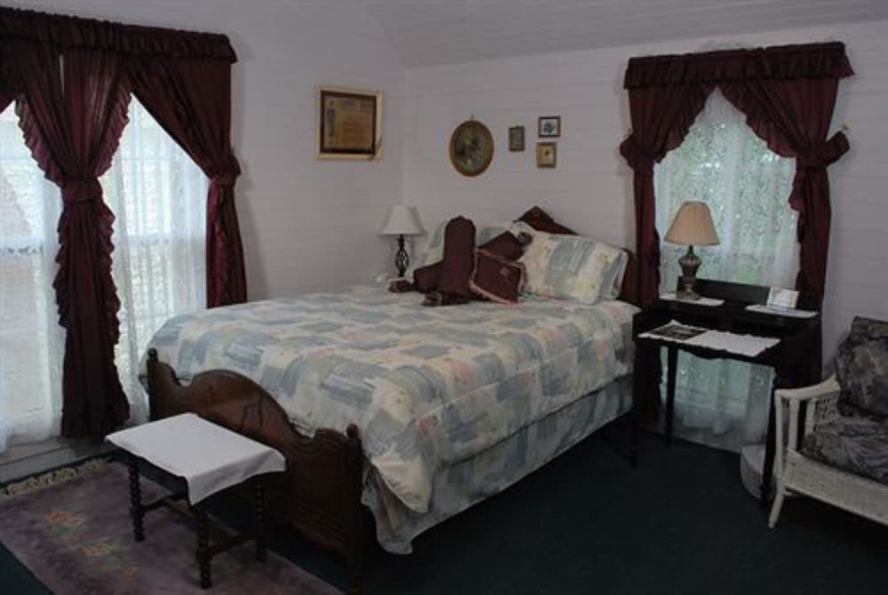 Carrier Houses Bed and Breakfast 20/60