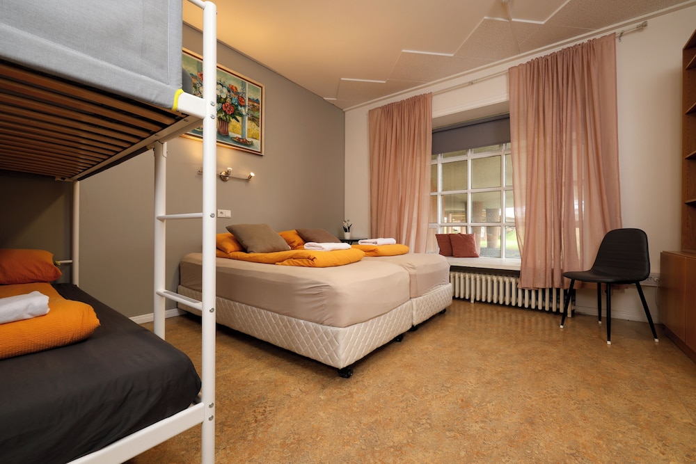 ROOM, QUADRUPLE, SHARED BATHROOM