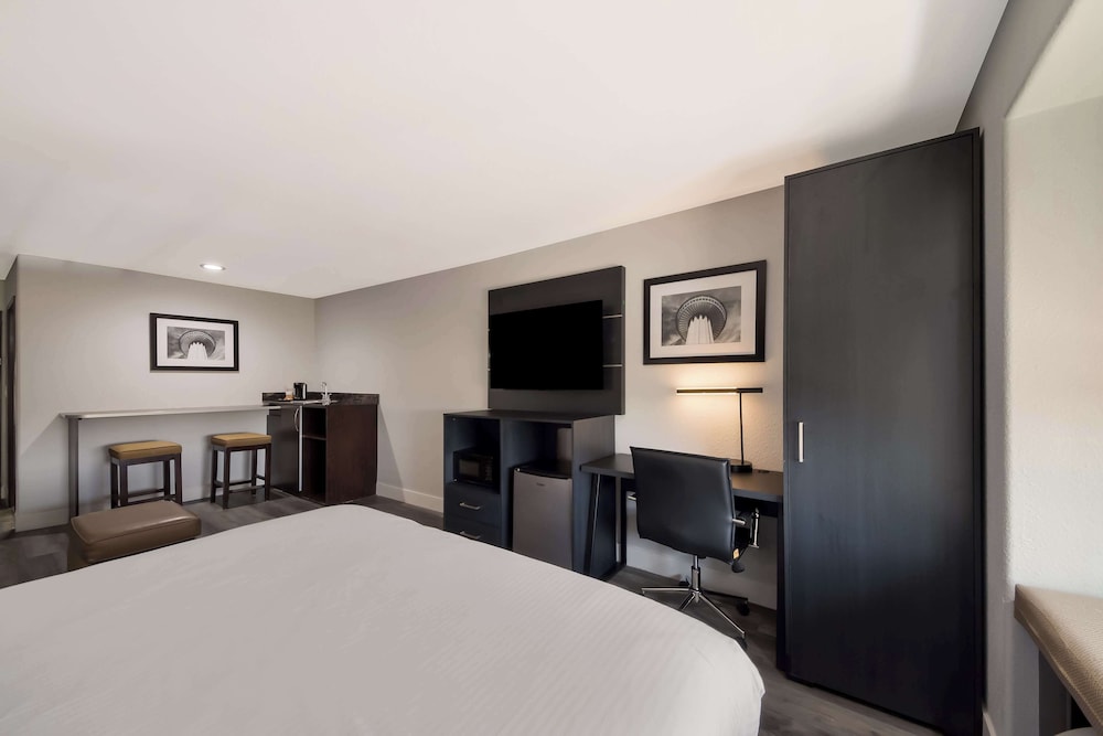 SUITE, KING BED, SOFA