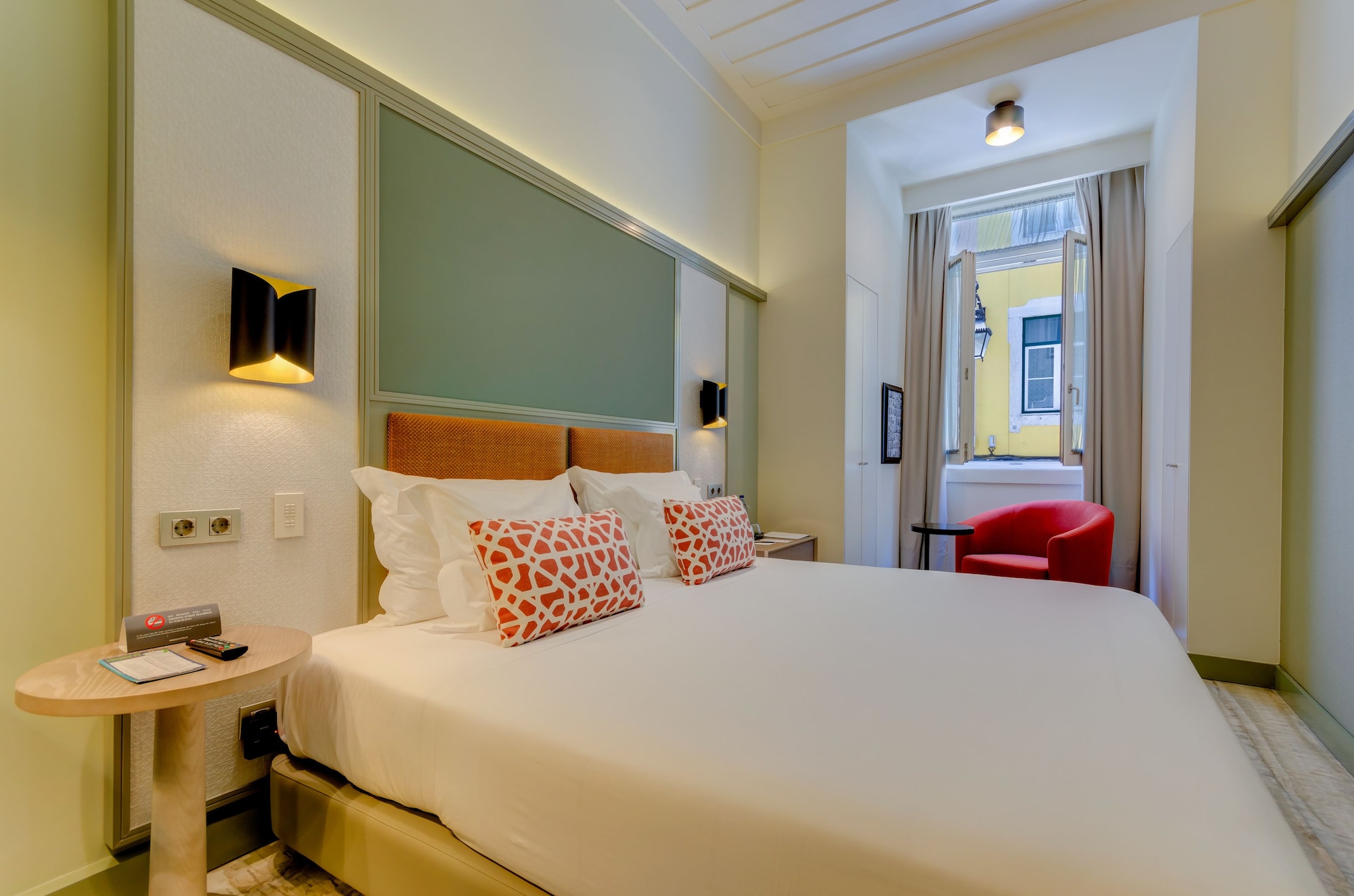 ROOM, DOUBLE OR TWIN BED