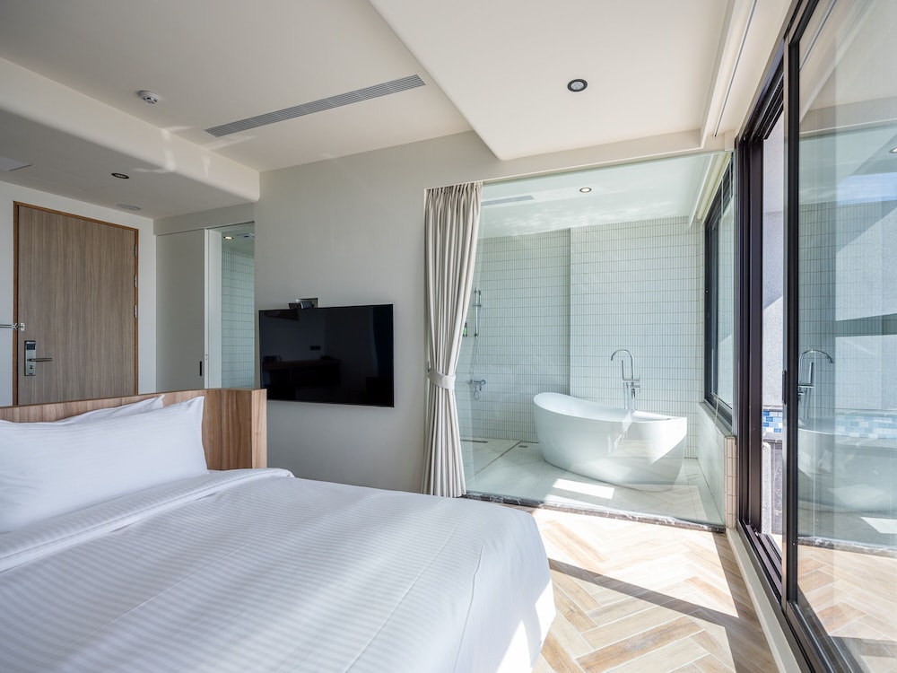 DELUXE, KING BED, SEA VIEW, BATHTUB