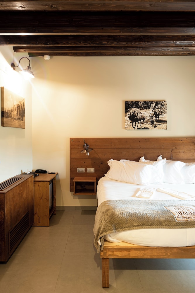 Family Suite, Queen and Twin Beds, Garden View