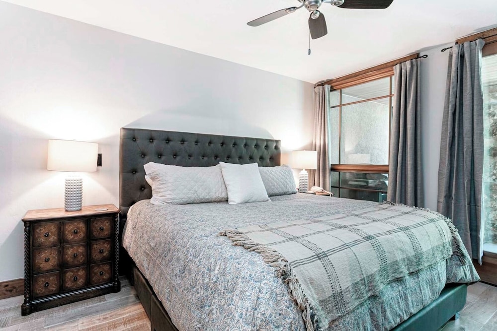 CONDOMINIUM, 2 BEDROOMS, CONDO, DIAMOND, 2 BATHROOMS