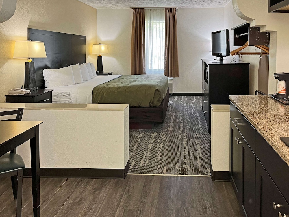 Quality Inn Traverse City 53/63