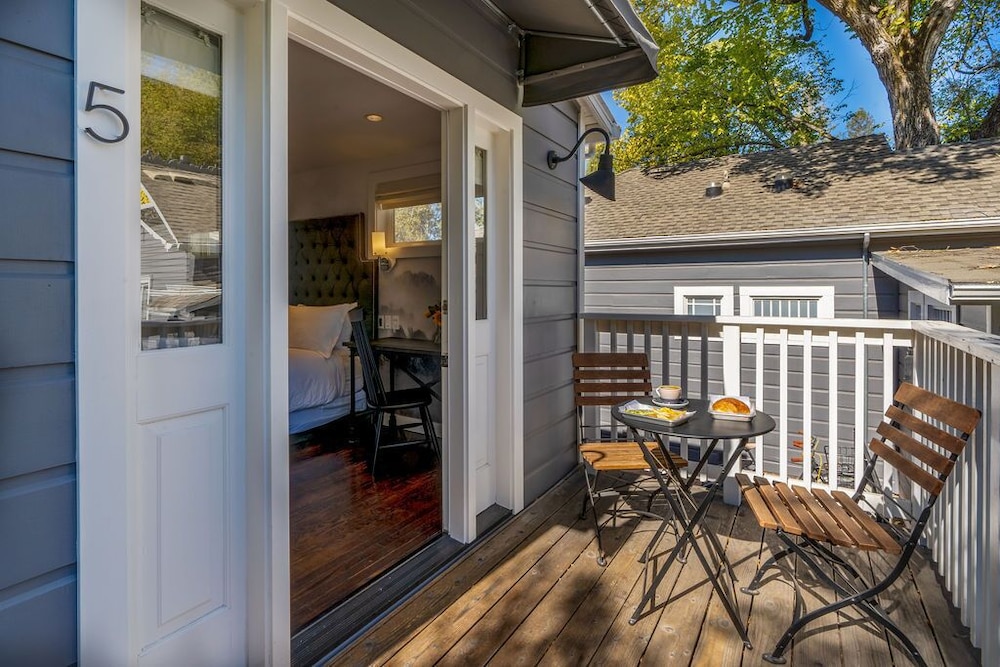Brannan Cottage Inn 44/56