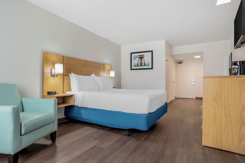 Classic, Queen Bed, Beach Front, Accessible