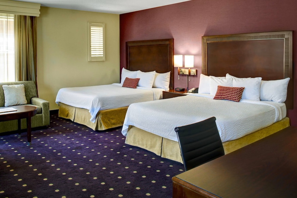 Courtyard by Marriott Kansas City Country Club Plaza 8/38