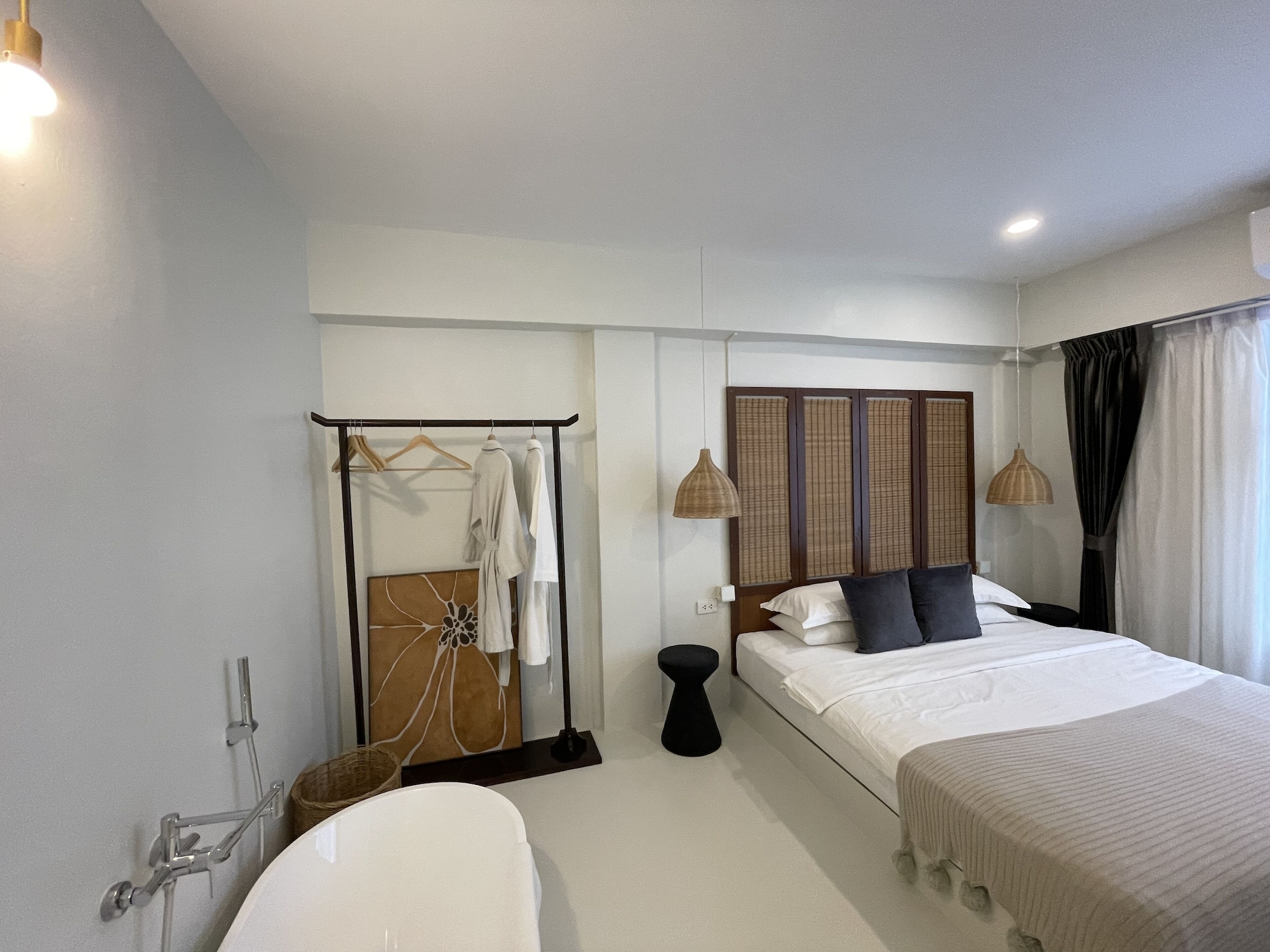 PREMIUM, DOUBLE BED, BATHTUB