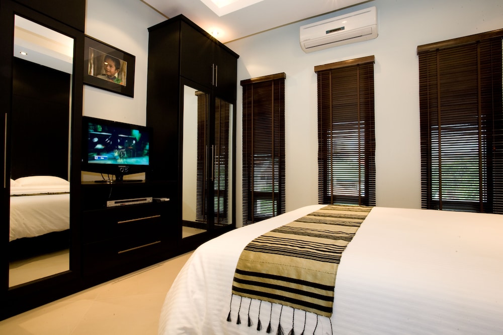 2 BEDROOMS, FAMILY, KITCHENETTE