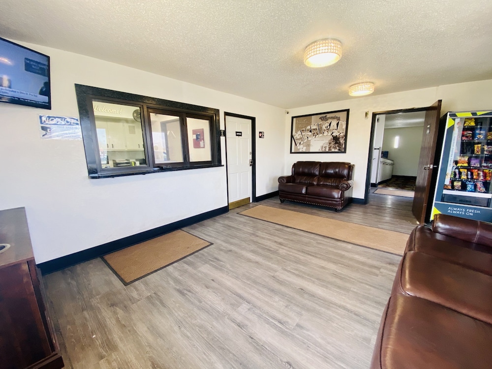 Super 8 by Wyndham Grand Rapids/Wyoming 6/21
