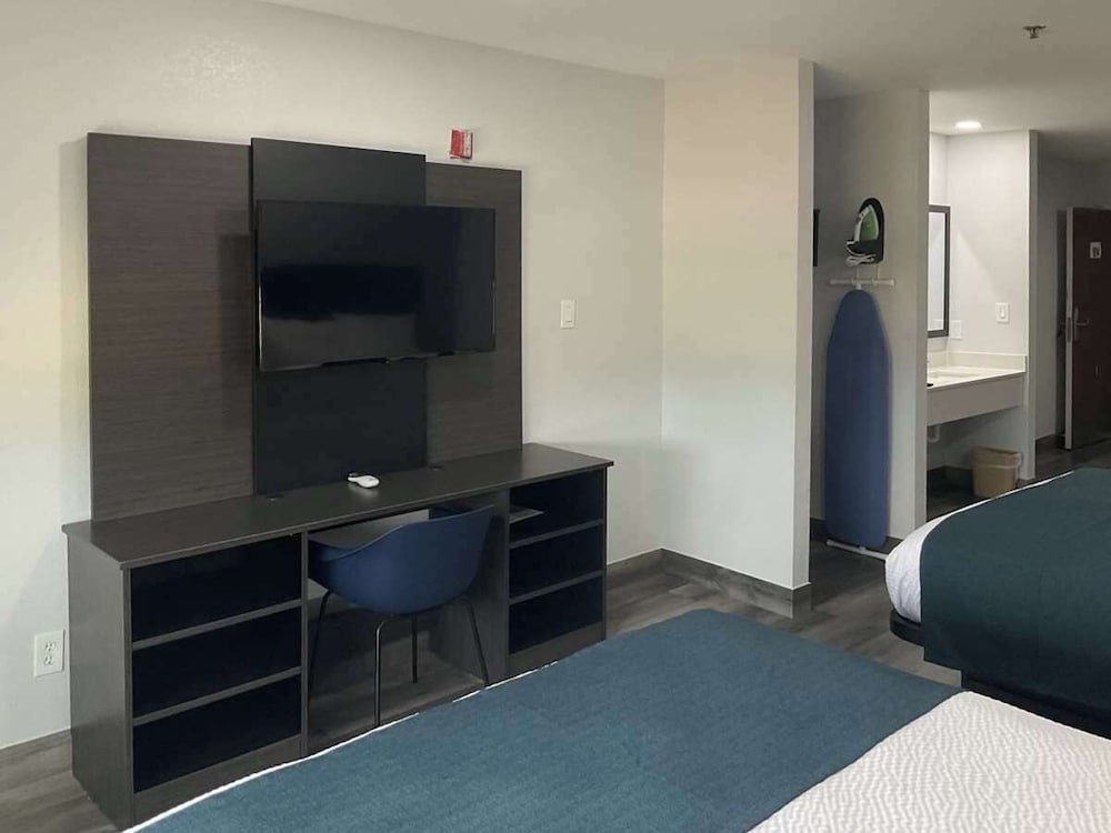 Studio6 Suites Brenham, TX 35/47
