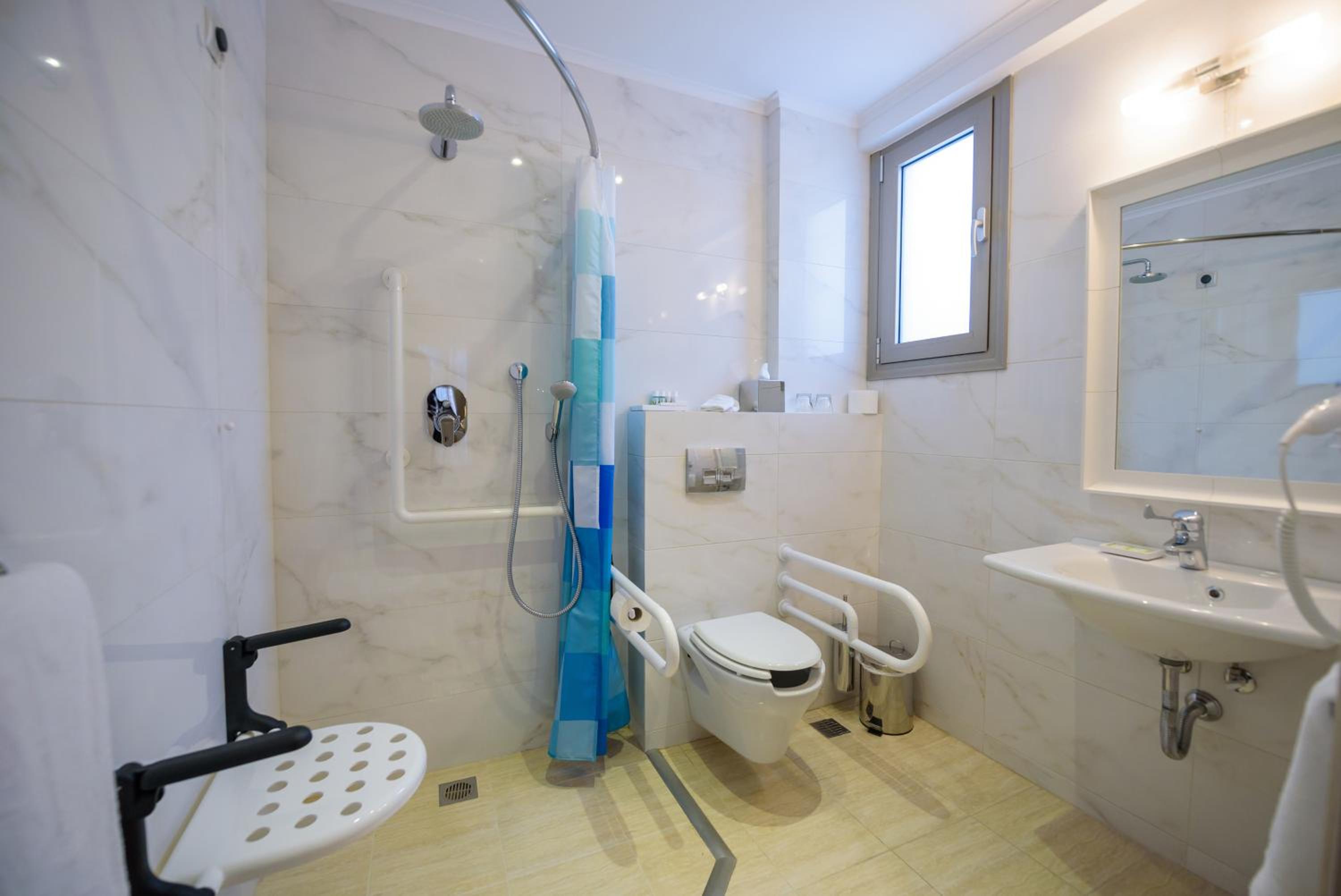 غرفة بسريرين منفصلين لذوي الإعاقة، Calma Hotel Spa 6/6