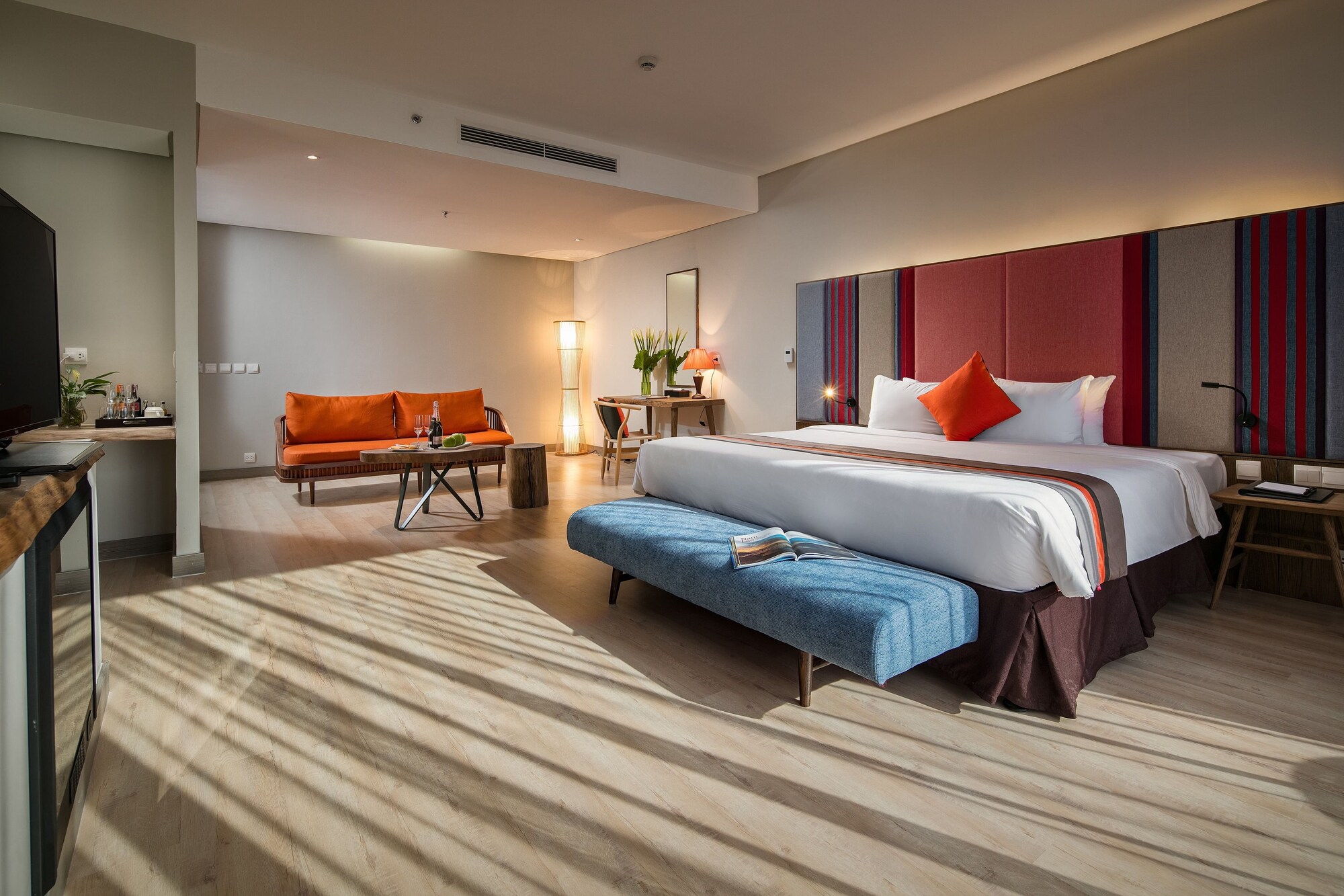 Suite, King Bed, Valley View