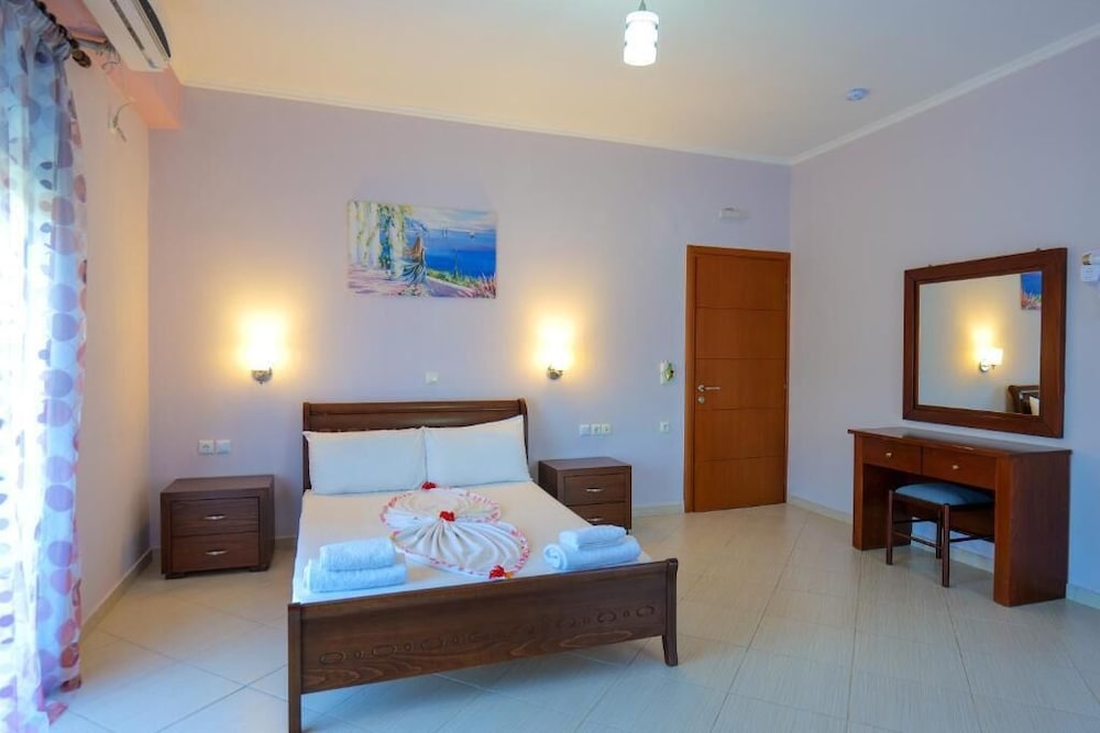 ROOM, DOUBLE BED