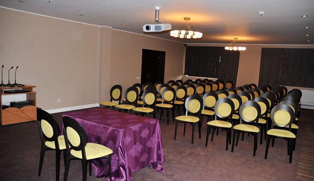 Dumbrava Hotel 68/70