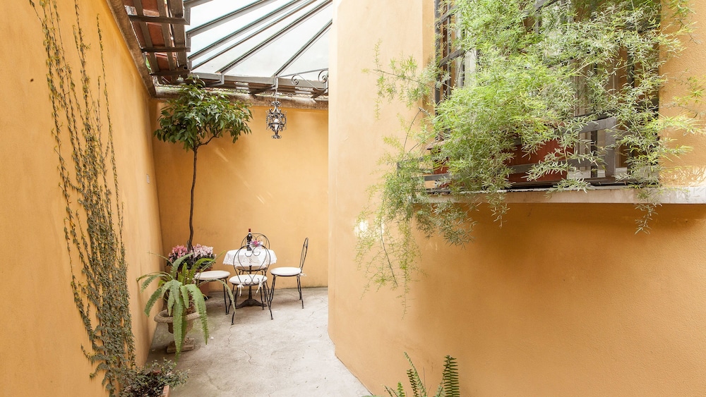 Rental In Rome Portico Ottavia Garden 18/24