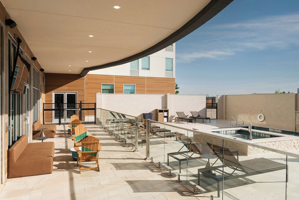 Aloft DFW Airport North 41/44