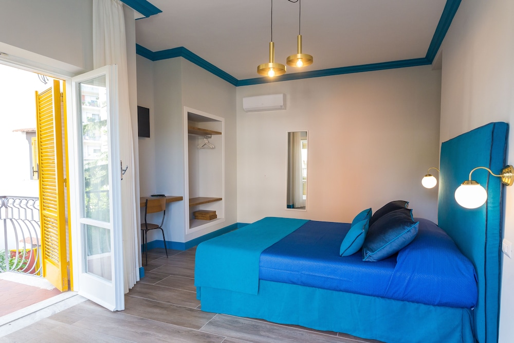 Sorrento Pool And Suites 10/29