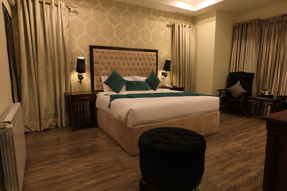 ROOM, SINGLE