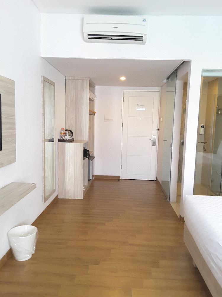 Front One Akshaya Hotel Karawang 12/61