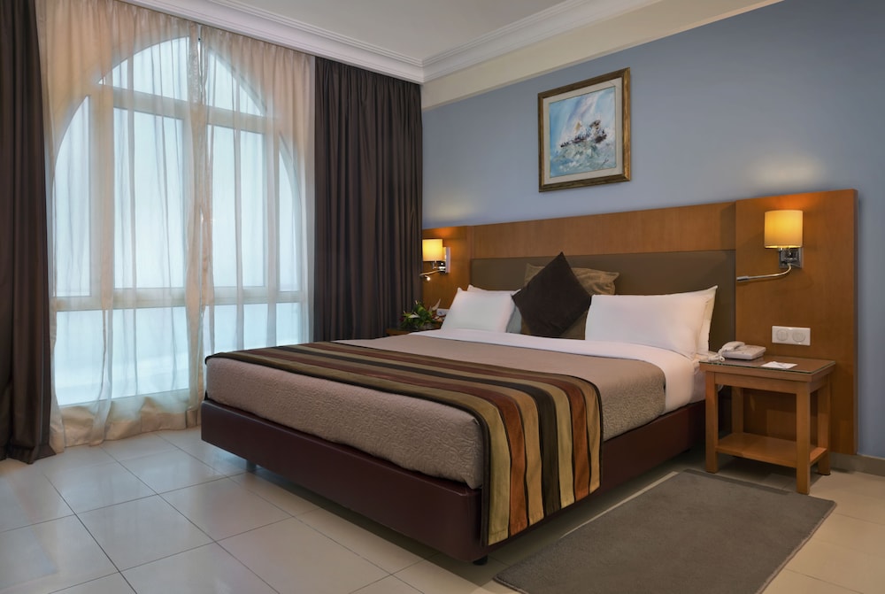 Standard, Queen Bed, Pool Side