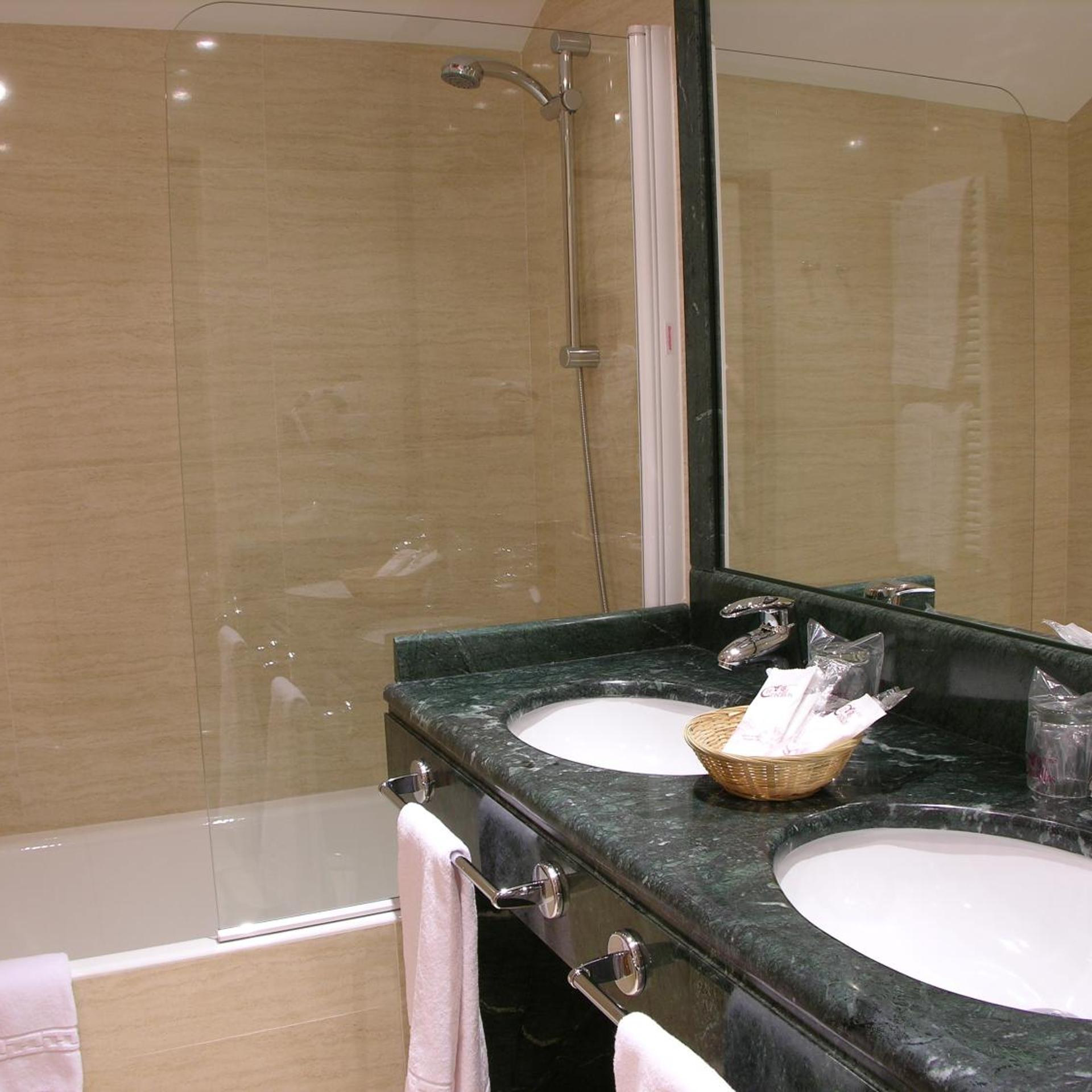 غرفة بسرير مزدوج مع سرير إضافي، Hotel Ii Castillas Avila 5/6