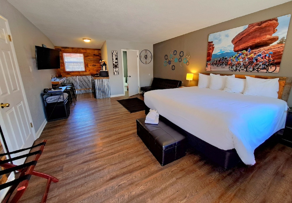 2 BEDROOMS, SIGNATURE, SUITE, KITCHENETTE