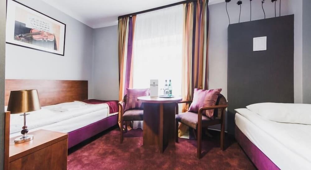 ROOM, TWIN BEDS