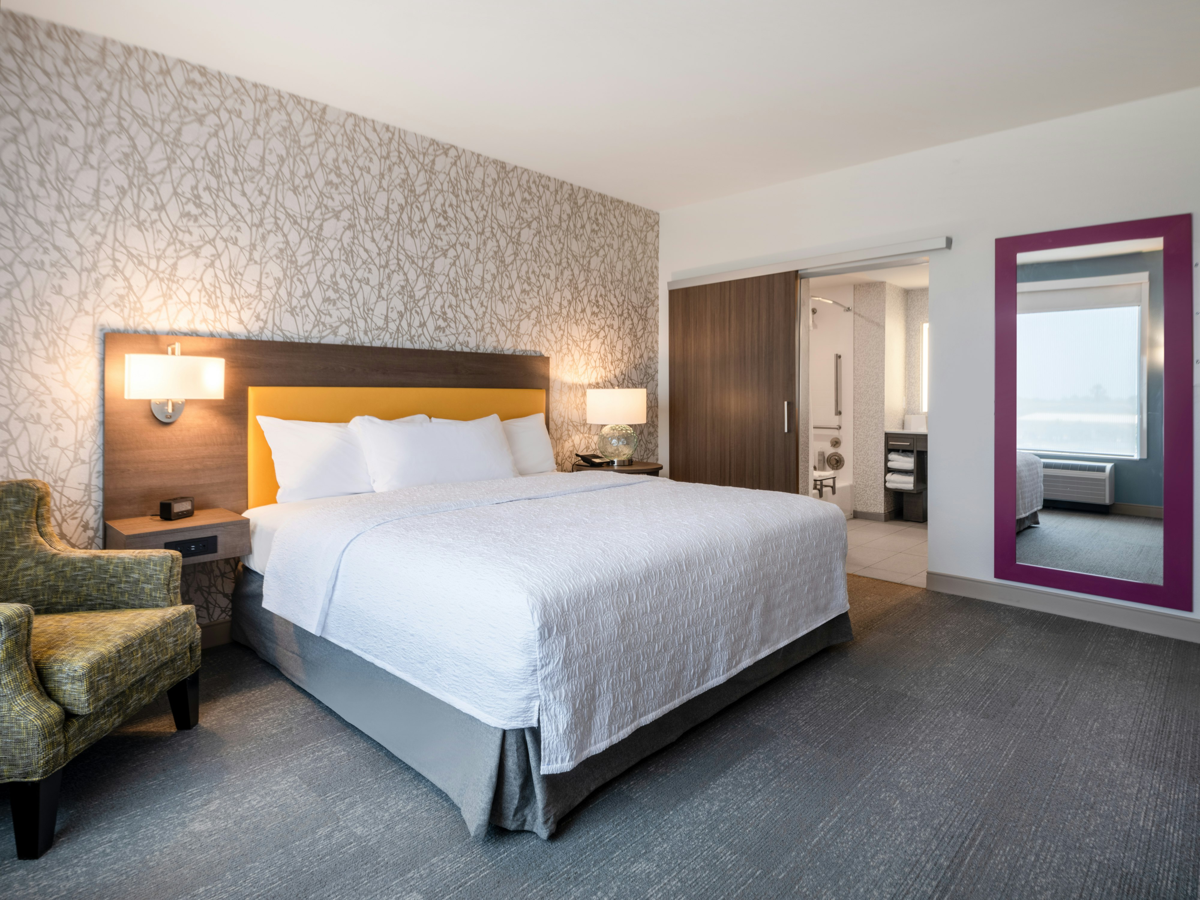 SUITE, KING BED, ACCESSIBLE