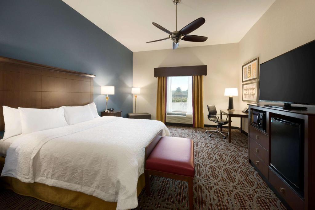 جناح بسرير كينج بغرفة نوم واحدة مع أريكة، Hampton Inn West Monroe 2/8