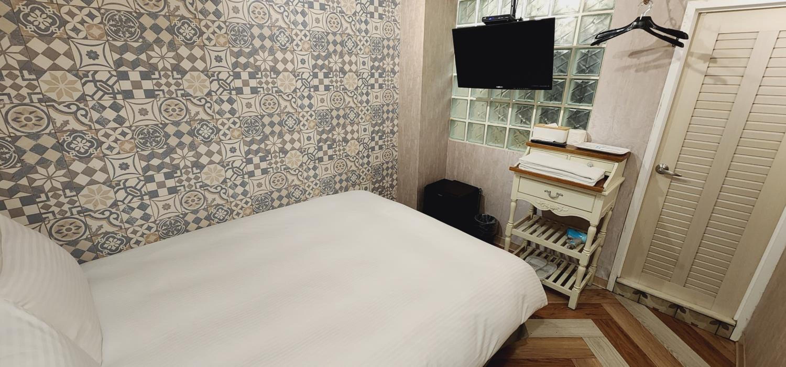 Budget, Double Bed, No Window