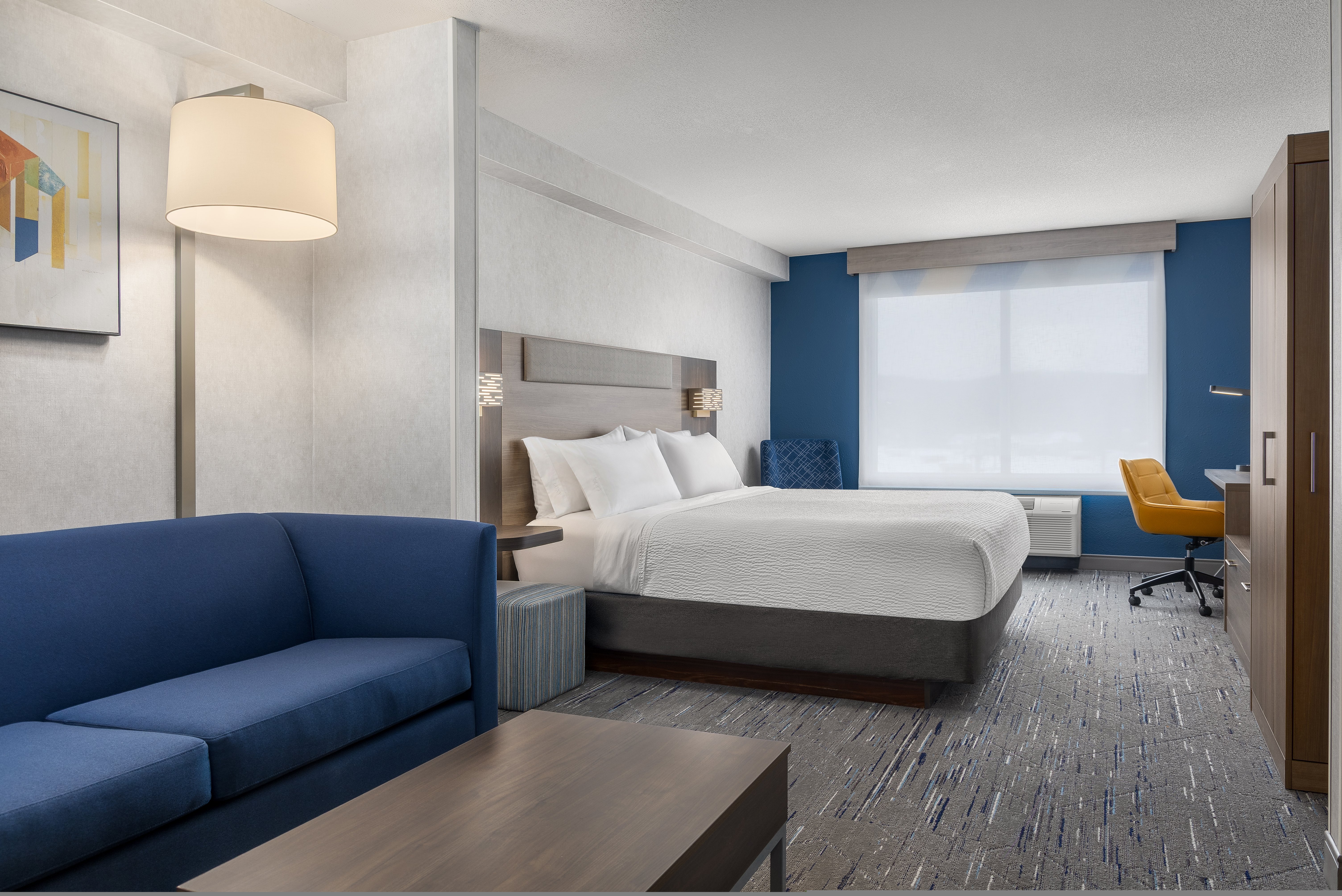 Holiday Inn Express Suites 23/66