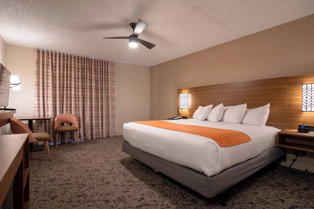 Standard, King Bed, Balcony or Patio, North Wing