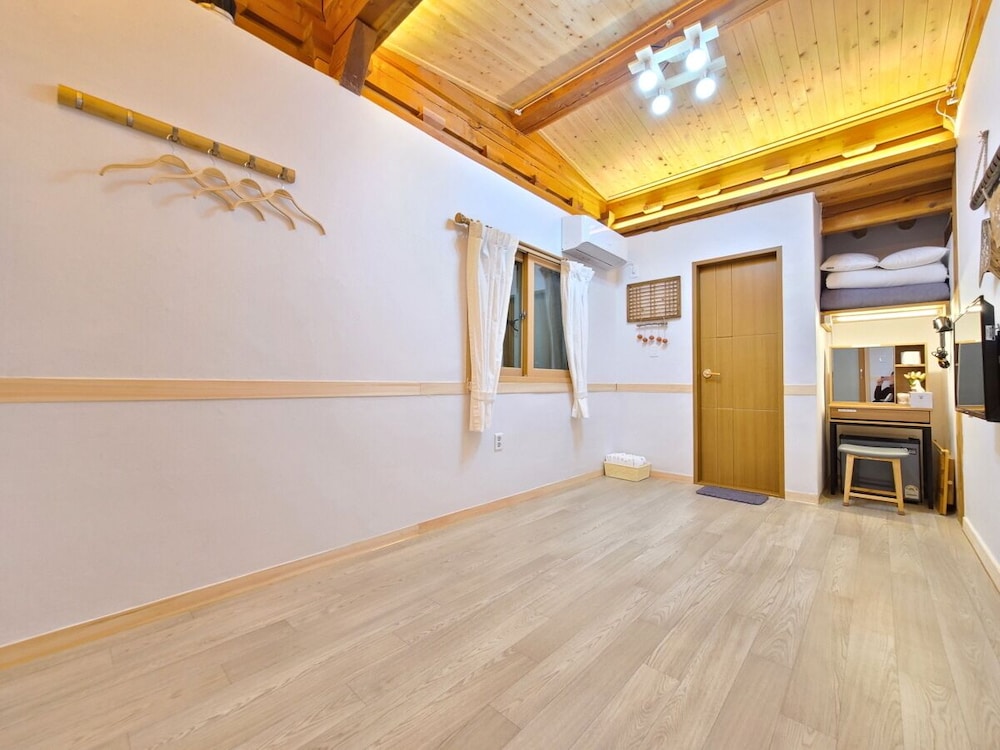 Nadul Hanok 17/50