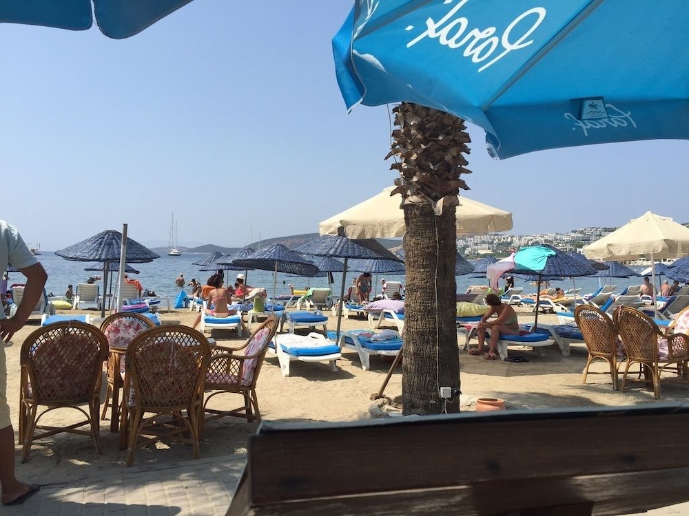 Nagi Beach Hotel 48/70